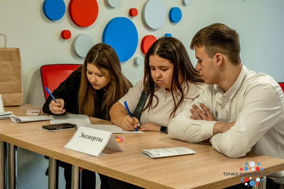 От идей — к проектам. В Центре «Точка кипения — Донецк» прошла интеллект-разминка от школы «Инкубатор уникумов» для учеников инженерного класса лицея «Коллеж» города Донецка От идей — к проектам. В Центре «Точка кипения — Донецк» прошла интеллект-разминка от школы «Инкубатор уникумов» для учеников инженерного класса лицея «Коллеж» города Донецка