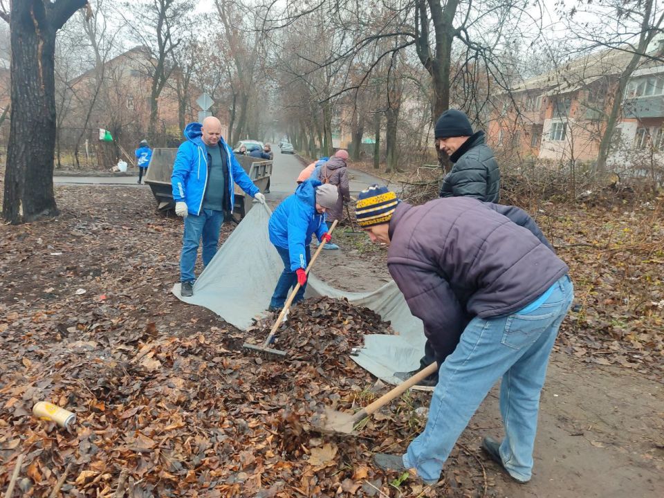 В рамках проекта «Чистая страна», реализуемого Всероссийской Политической Партией «Единая Россия», сотрудники Управы Калининского внутригородского района Администрации городского округа Донецк, совместно с работниками... В рамках проекта «Чистая страна», реализуемого Всероссийской Политической Партией «Единая Россия», сотрудники Управы Калининского внутригородского района Администрации городского округа Донецк, совместно с работниками...