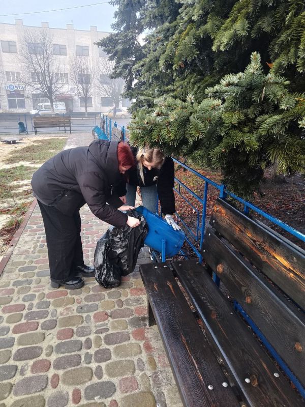 Сегодня 28 ноября 2025 года, на территории городского округа Дебальцево состоялся экологический субботник по уборке территории Центральной площади города и по уборке закрепленной территории, в котором приняли участия... Сегодня 28 ноября 2025 года, на территории городского округа Дебальцево состоялся экологический субботник по уборке территории Центральной площади города и по уборке закрепленной территории, в котором приняли участия...