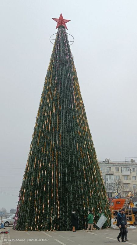 В Луганске активно готовятся к Новому Году В Луганске активно готовятся к Новому Году