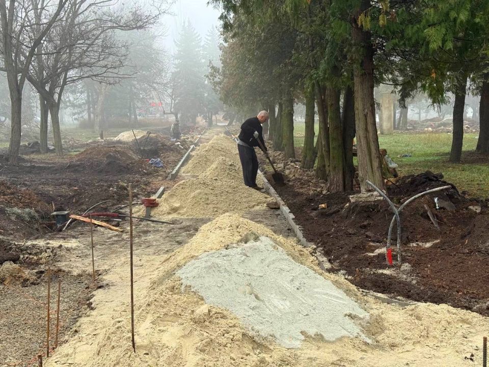 В Кировском продолжается благоустройство южной части парка «Победа» В Кировском продолжается благоустройство южной части парка «Победа»