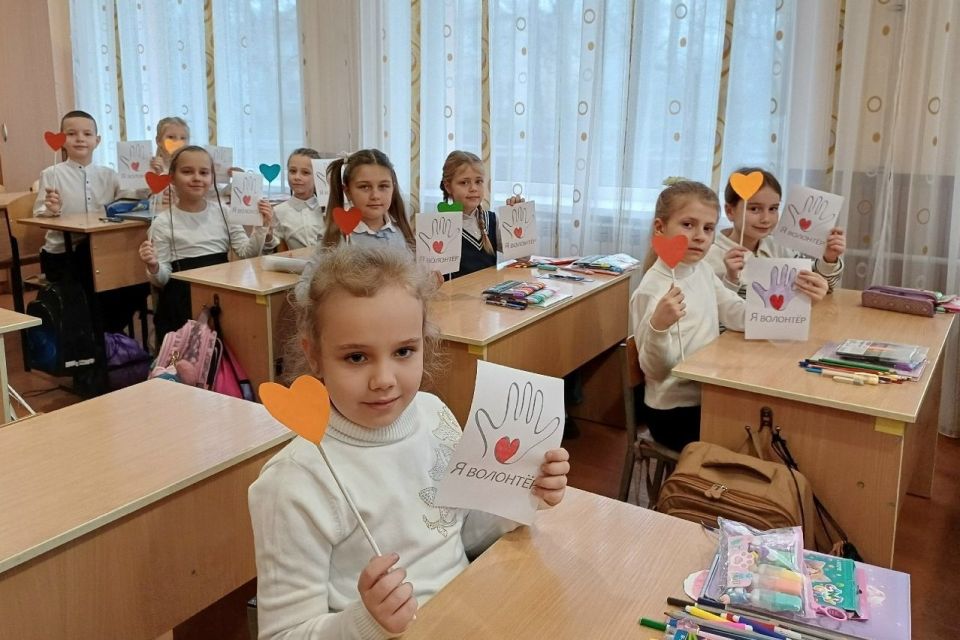 Александр Шатов: В Шахтерском округе прошел единый классный час «От сердца к сердцу: волонтерство объединяет» Александр Шатов: В Шахтерском округе прошел единый классный час «От сердца к сердцу: волонтерство объединяет»