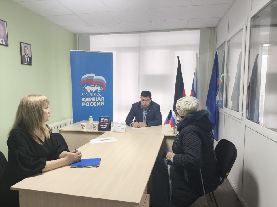 Депутат Народного Совета ДНР Сергей Ярош провёл очередной приём граждан в общественной приемной Амвросиевского местного отделения Всероссийской политической партии "Единая Россия" Депутат Народного Совета ДНР Сергей Ярош провёл очередной приём граждан в общественной приемной Амвросиевского местного отделения Всероссийской политической партии "Единая Россия"