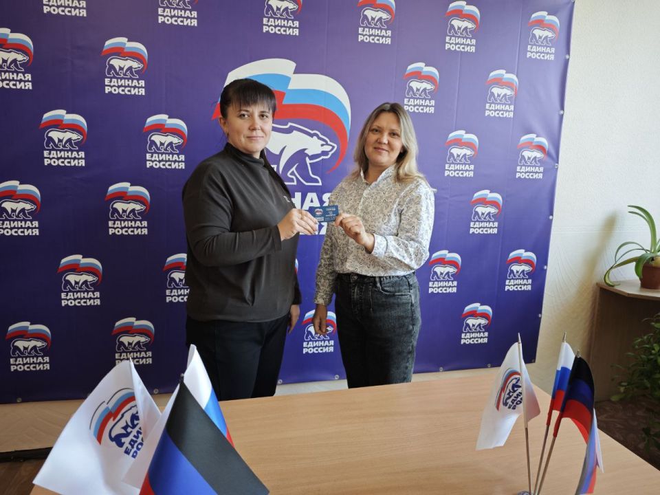 Заместитель председателя Дебальцевского городского совета Донецкой Народной Республики Анастасия Костина вручила именные партийные билеты, нагрудные значки Всероссийской политической партии «Единая Россия» гражданам с... Заместитель председателя Дебальцевского городского совета Донецкой Народной Республики Анастасия Костина вручила именные партийные билеты, нагрудные значки Всероссийской политической партии «Единая Россия» гражданам с...