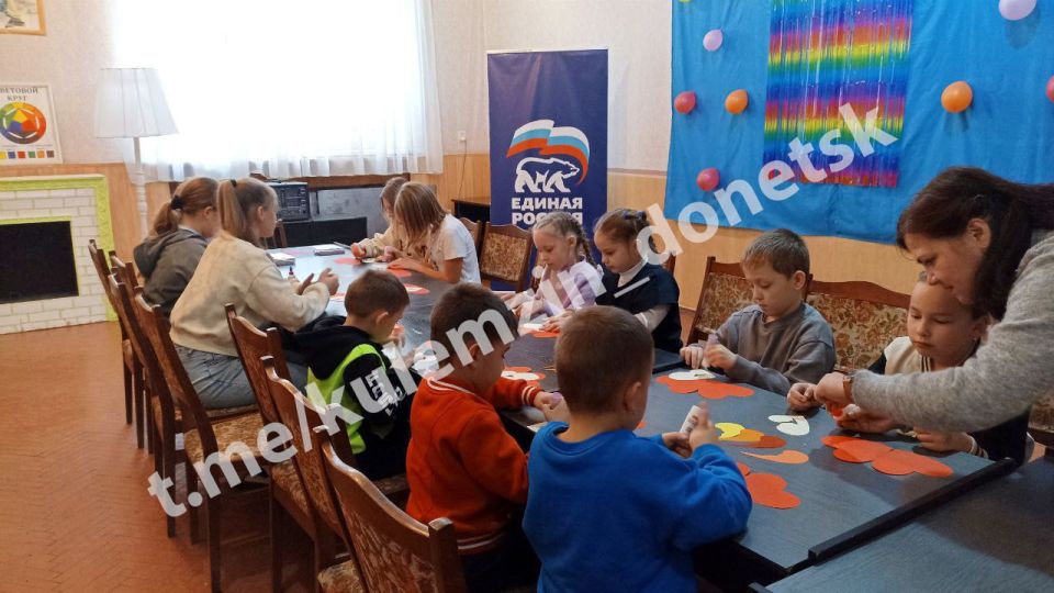 Во Дворце культуры «Лидиевка» в рамках проекта «Культура малой родины» партии «Единая Россия» состоялся мастер-класс по изготовлению поздравительной открытки ко Дню матери «Маме с любовью» Во Дворце культуры «Лидиевка» в рамках проекта «Культура малой родины» партии «Единая Россия» состоялся мастер-класс по изготовлению поздравительной открытки ко Дню матери «Маме с любовью»