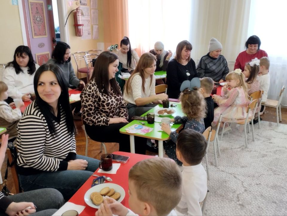В детских садах Ждановки отметили День матери В детских садах Ждановки отметили День матери