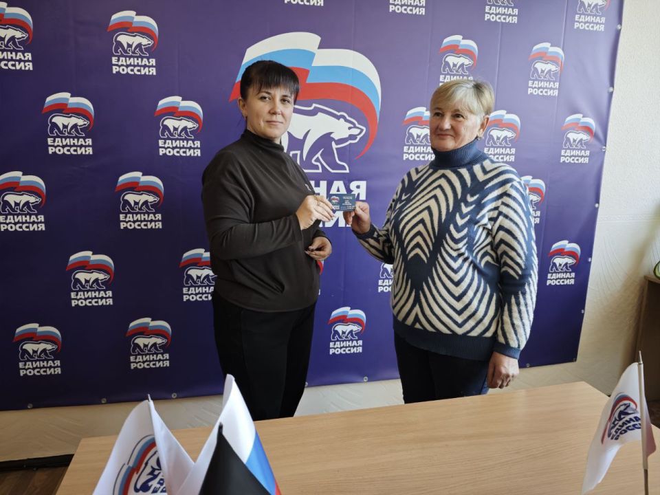 Заместитель председателя Дебальцевского городского совета Донецкой Народной Республики Анастасия Костина вручила именные партийные билеты, нагрудные значки Всероссийской политической партии «Единая Россия» гражданам с... Заместитель председателя Дебальцевского городского совета Донецкой Народной Республики Анастасия Костина вручила именные партийные билеты, нагрудные значки Всероссийской политической партии «Единая Россия» гражданам с...