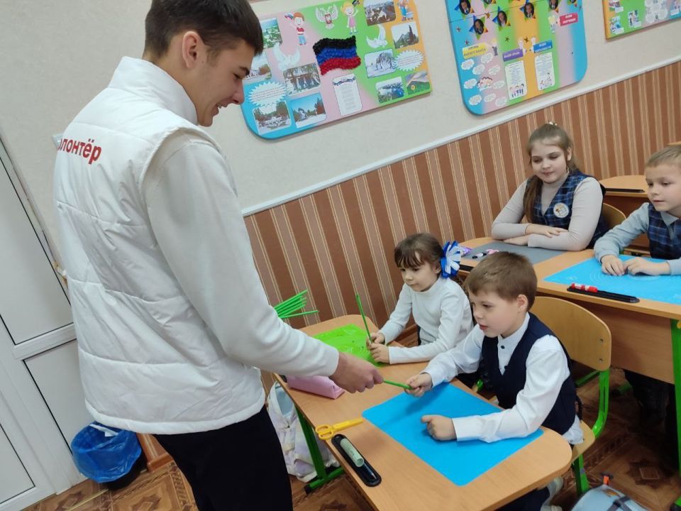 Мамино тепло – бесценно!. В преддверии Дня Матери, Совет Первых школы №3 устроили для малышей младших классов настоящее волшебство! Они провели творческое занятие «День Матери», где ребята с любовью мастерили открытки для... Мамино тепло – бесценно!. В преддверии Дня Матери, Совет Первых школы №3 устроили для малышей младших классов настоящее волшебство! Они провели творческое занятие «День Матери», где ребята с любовью мастерили открытки для...