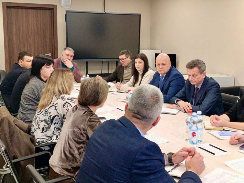 27 ноября заместитель руководителя Управления Россельхознадзора по ДНР и ЛНР Сергей Коновалов и начальник отдела федерального государственного ветеринарного контроля (надзора) по ЛНР Геннадий Шпень приняли участие в рабочей... 27 ноября заместитель руководителя Управления Россельхознадзора по ДНР и ЛНР Сергей Коновалов и начальник отдела федерального государственного ветеринарного контроля (надзора) по ЛНР Геннадий Шпень приняли участие в рабочей...