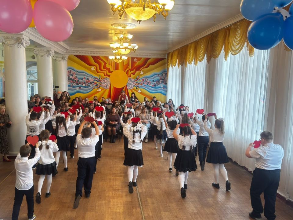 В школах Ждановки прошли праздничные мероприятия ко Дню матери В школах Ждановки прошли праздничные мероприятия ко Дню матери