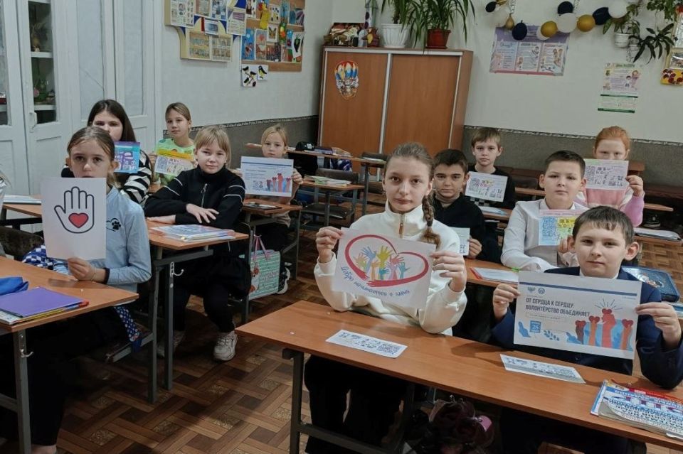 Александр Шатов: В Шахтерском округе прошел единый классный час «От сердца к сердцу: волонтерство объединяет» Александр Шатов: В Шахтерском округе прошел единый классный час «От сердца к сердцу: волонтерство объединяет»