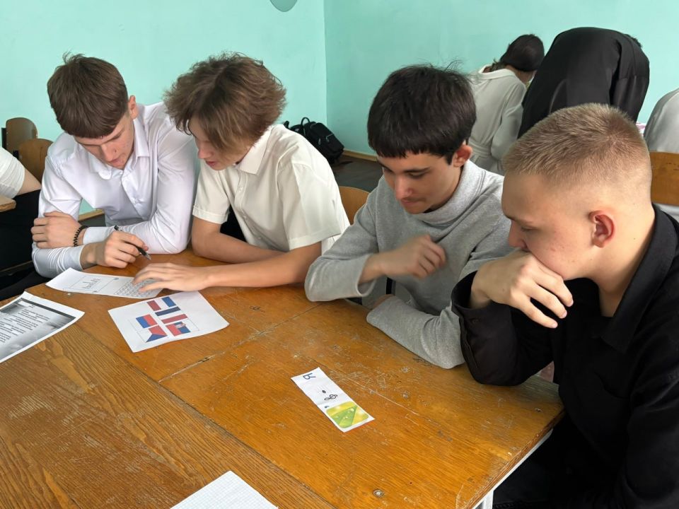 В преддверии Дня Государственного герба Российской Федерации в нашей школе прошла захватывающая квест-игра «Герб России» для старшеклассников по партийному проекту "Историческая память"! В преддверии Дня Государственного герба Российской Федерации в нашей школе прошла захватывающая квест-игра «Герб России» для старшеклассников по партийному проекту "Историческая память"!