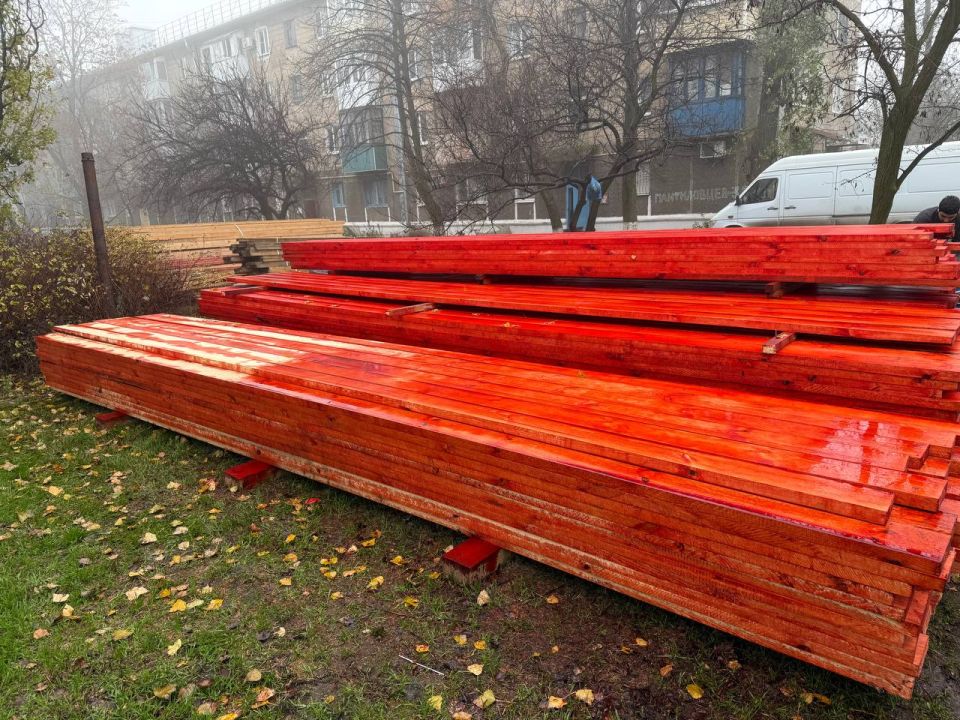 В Кировском продолжаются ремонт кровель В Кировском продолжаются ремонт кровель