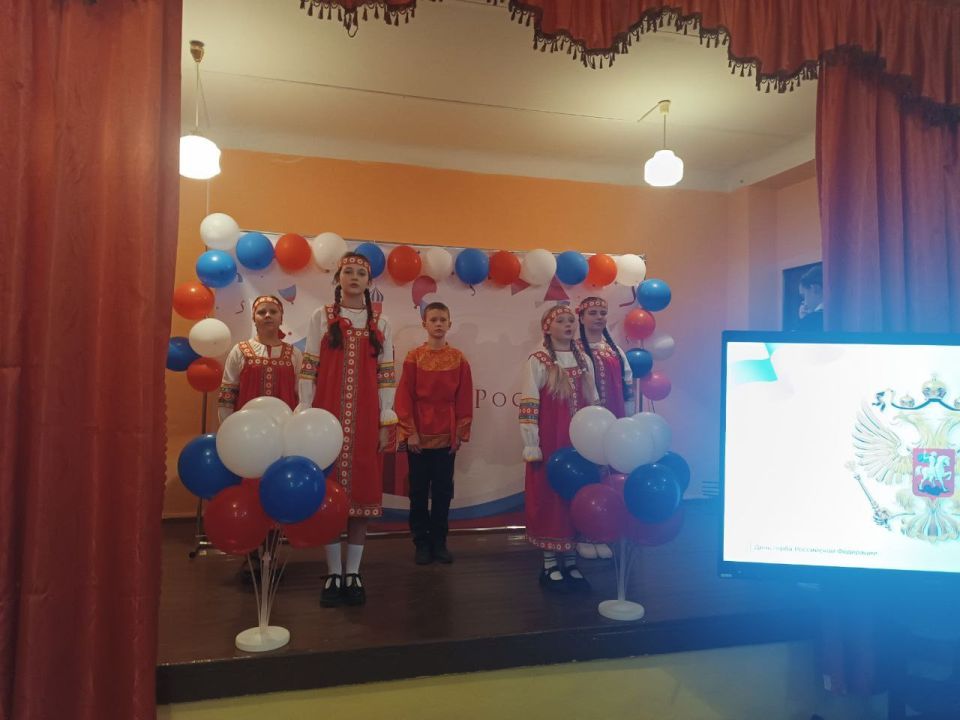 Торжественная линейка, посвященная Дню Государственного герба Российской Федерации Торжественная линейка, посвященная Дню Государственного герба Российской Федерации
