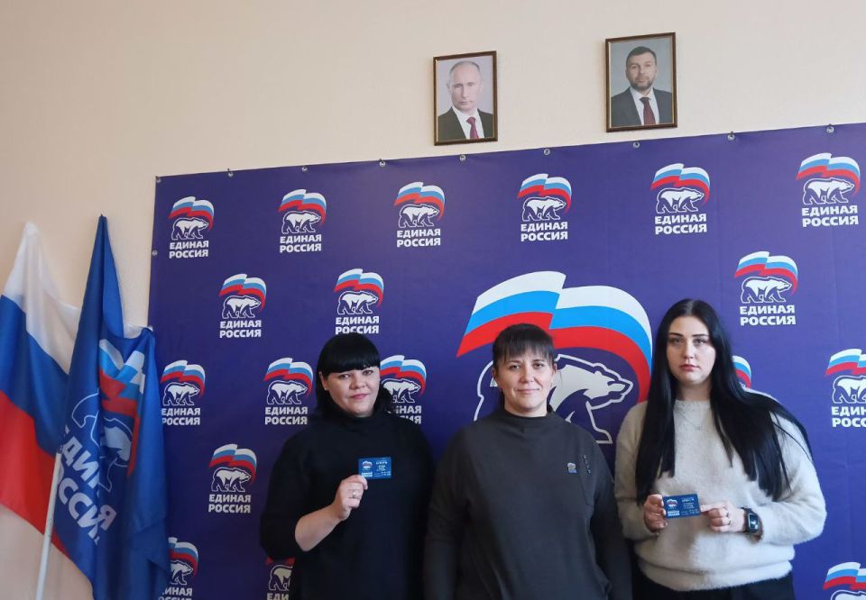 Заместитель председателя Дебальцевского городского совета Донецкой Народной Республики Анастасия Костина вручила именные партийные билеты, нагрудные значки Всероссийской политической партии «Единая Россия» гражданам с... Заместитель председателя Дебальцевского городского совета Донецкой Народной Республики Анастасия Костина вручила именные партийные билеты, нагрудные значки Всероссийской политической партии «Единая Россия» гражданам с...