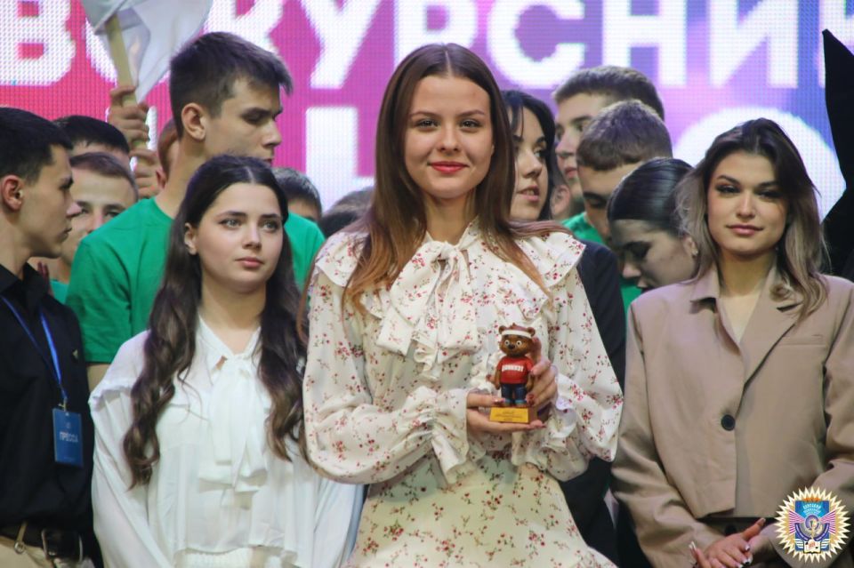 Долгие недели подготовки, бесконечные репетиции, взлёты и падения, трепет и волнение… И вот – долгожданный момент! Долгие недели подготовки, бесконечные репетиции, взлёты и падения, трепет и волнение… И вот – долгожданный момент!