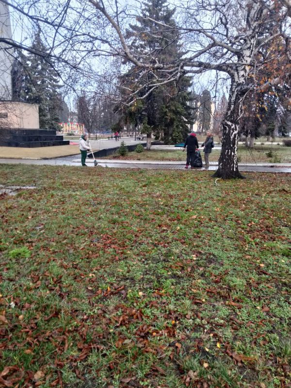 Сегодня 28 ноября 2025 года, на территории городского округа Дебальцево состоялся экологический субботник по уборке территории Центральной площади города и по уборке закрепленной территории, в котором приняли участия... Сегодня 28 ноября 2025 года, на территории городского округа Дебальцево состоялся экологический субботник по уборке территории Центральной площади города и по уборке закрепленной территории, в котором приняли участия...