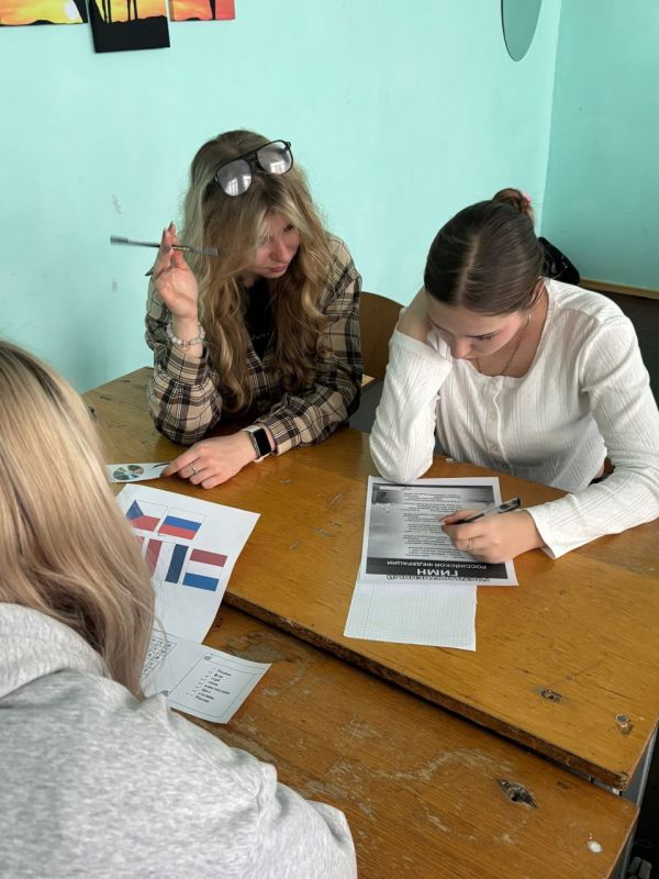 В преддверии Дня Государственного герба Российской Федерации в нашей школе прошла захватывающая квест-игра «Герб России» для старшеклассников по партийному проекту "Историческая память"! В преддверии Дня Государственного герба Российской Федерации в нашей школе прошла захватывающая квест-игра «Герб России» для старшеклассников по партийному проекту "Историческая память"!