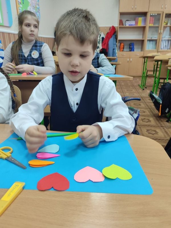 Мамино тепло – бесценно!. В преддверии Дня Матери, Совет Первых школы №3 устроили для малышей младших классов настоящее волшебство! Они провели творческое занятие «День Матери», где ребята с любовью мастерили открытки для... Мамино тепло – бесценно!. В преддверии Дня Матери, Совет Первых школы №3 устроили для малышей младших классов настоящее волшебство! Они провели творческое занятие «День Матери», где ребята с любовью мастерили открытки для...