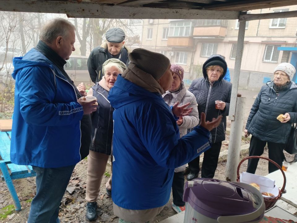 Сегодня, 28 ноября 2025 года, в Кировском районе города Донецк, депутат Донецкого Городского Совета ДНР Михаил Рыбаков , управляющий делами Управы Людмила Аринович и активисты партии встретились с номинантами конкурса... Сегодня, 28 ноября 2025 года, в Кировском районе города Донецк, депутат Донецкого Городского Совета ДНР Михаил Рыбаков , управляющий делами Управы Людмила Аринович и активисты партии встретились с номинантами конкурса...
