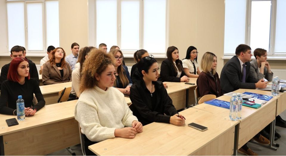 Представитель регионального управления принял участие в круглом столе на факультете экономики, управления и права МГУ имени А.И. Куинджи Представитель регионального управления принял участие в круглом столе на факультете экономики, управления и права МГУ имени А.И. Куинджи