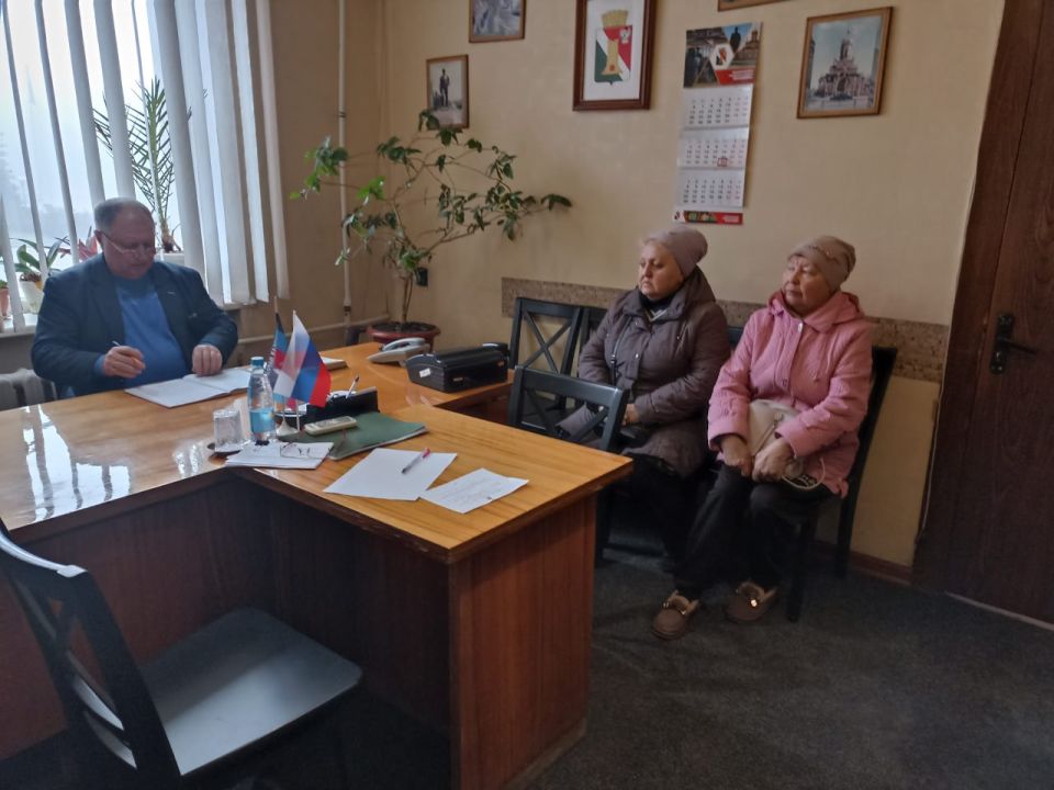 Игорь Мартынов: Личный прием граждан. 28 ноября состоялся личный прием граждан заместителем главы администрации муниципального образования городского округа Енакиево Сергеем Божиком Игорь Мартынов: Личный прием граждан. 28 ноября состоялся личный прием граждан заместителем главы администрации муниципального образования городского округа Енакиево Сергеем Божиком