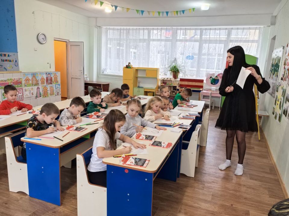 В рамках партийного проекта Единой России «Крепкая семья», а также в преддверии «Дня Матери», заведующий сектором отдела опеки и попечительства Администрации округа Дахнова Ю.Н. совместно с воспитателем Карасир Л.Г. провели... В рамках партийного проекта Единой России «Крепкая семья», а также в преддверии «Дня Матери», заведующий сектором отдела опеки и попечительства Администрации округа Дахнова Ю.Н. совместно с воспитателем Карасир Л.Г. провели...