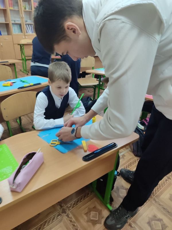 Мамино тепло – бесценно!. В преддверии Дня Матери, Совет Первых школы №3 устроили для малышей младших классов настоящее волшебство! Они провели творческое занятие «День Матери», где ребята с любовью мастерили открытки для... Мамино тепло – бесценно!. В преддверии Дня Матери, Совет Первых школы №3 устроили для малышей младших классов настоящее волшебство! Они провели творческое занятие «День Матери», где ребята с любовью мастерили открытки для...