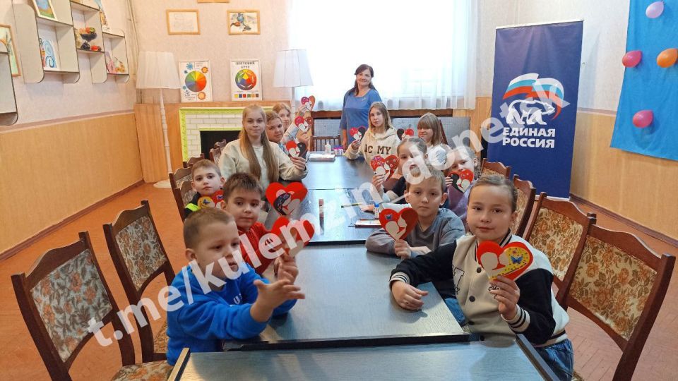 Во Дворце культуры «Лидиевка» в рамках проекта «Культура малой родины» партии «Единая Россия» состоялся мастер-класс по изготовлению поздравительной открытки ко Дню матери «Маме с любовью» Во Дворце культуры «Лидиевка» в рамках проекта «Культура малой родины» партии «Единая Россия» состоялся мастер-класс по изготовлению поздравительной открытки ко Дню матери «Маме с любовью»