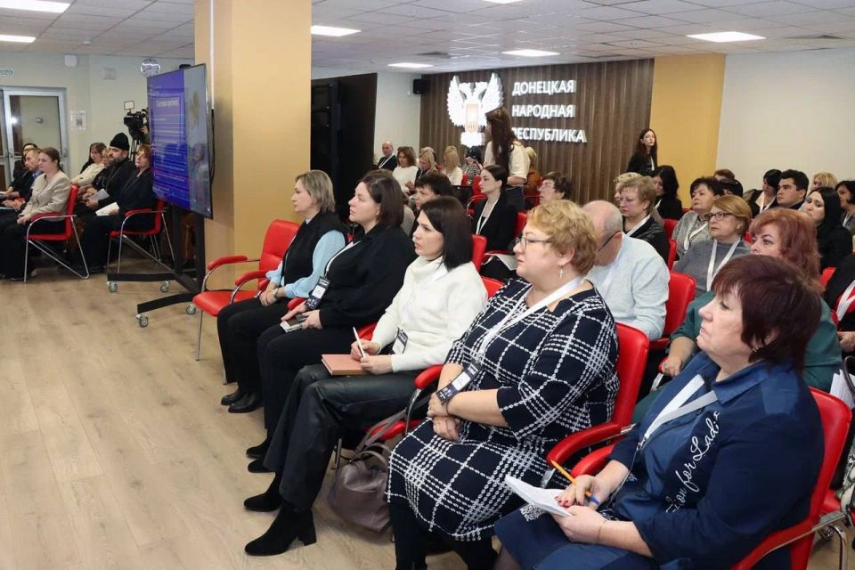 Заместитель председателя #Комитет_по_труду_занятости_социальной_политике_и_делам_ветеранов Юлия Крюкова выступила на стратегической сессии «За семью!» в Донецке Заместитель председателя #Комитет_по_труду_занятости_социальной_политике_и_делам_ветеранов Юлия Крюкова выступила на стратегической сессии «За семью!» в Донецке