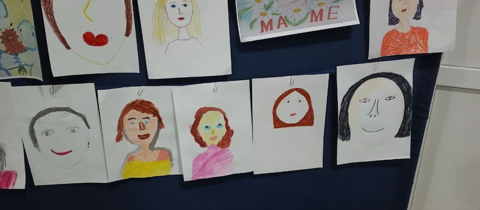 В преддверии самого замечательного праздника – Дня Матери, в ГБОУ «Мироновская школа №10 г.о. Дебальцево» прошла выставка детских рисунков на тему: «Супер Мама» В преддверии самого замечательного праздника – Дня Матери, в ГБОУ «Мироновская школа №10 г.о. Дебальцево» прошла выставка детских рисунков на тему: «Супер Мама»