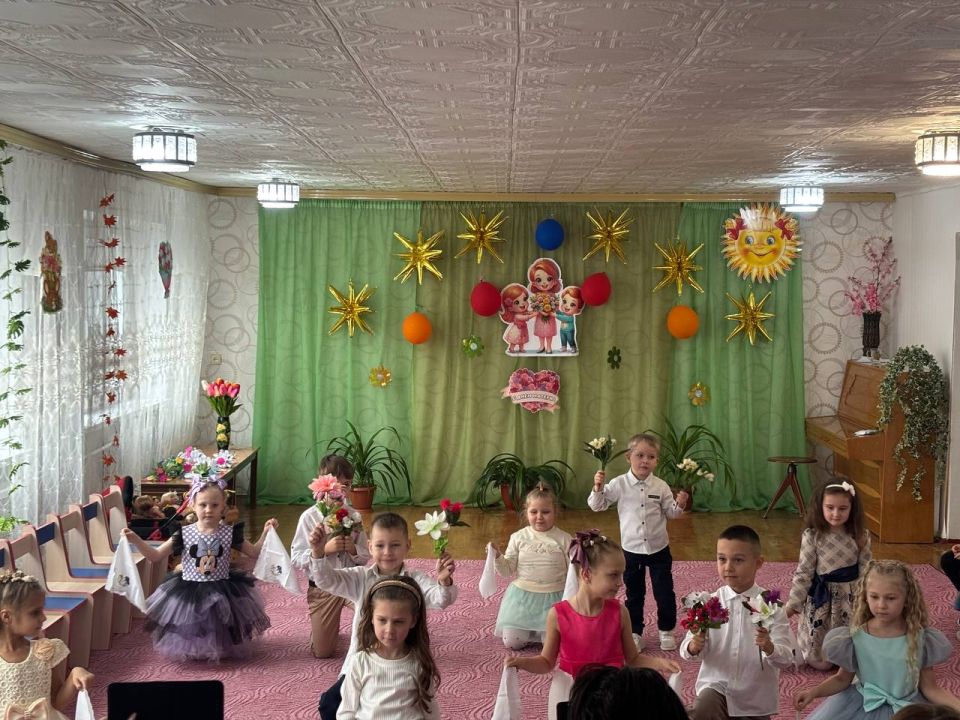 В детских садах Ждановки отметили День матери В детских садах Ждановки отметили День матери