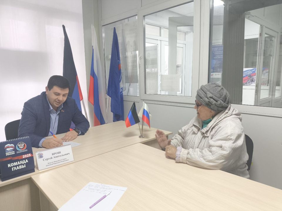 Депутат Народного Совета ДНР Сергей Ярош провёл очередной приём граждан в общественной приемной Амвросиевского местного отделения Всероссийской политической партии "Единая Россия" Депутат Народного Совета ДНР Сергей Ярош провёл очередной приём граждан в общественной приемной Амвросиевского местного отделения Всероссийской политической партии "Единая Россия"