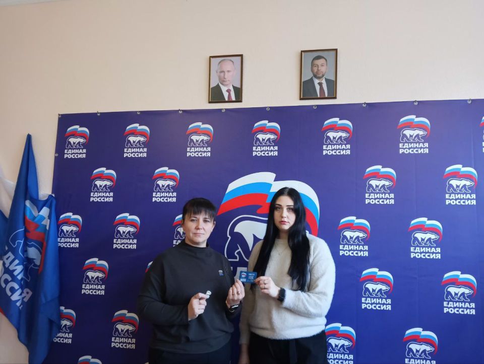 Заместитель председателя Дебальцевского городского совета Донецкой Народной Республики Анастасия Костина вручила именные партийные билеты, нагрудные значки Всероссийской политической партии «Единая Россия» гражданам с... Заместитель председателя Дебальцевского городского совета Донецкой Народной Республики Анастасия Костина вручила именные партийные билеты, нагрудные значки Всероссийской политической партии «Единая Россия» гражданам с...