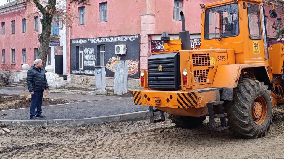 Глава Старобешевского округа проинспектировал как Забайкальский край ремонтирует площадь в городе Комсомольское Глава Старобешевского округа проинспектировал как Забайкальский край ремонтирует площадь в городе Комсомольское