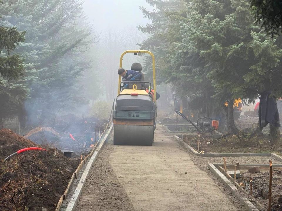 В Кировском продолжается благоустройство южной части парка «Победа» В Кировском продолжается благоустройство южной части парка «Победа»