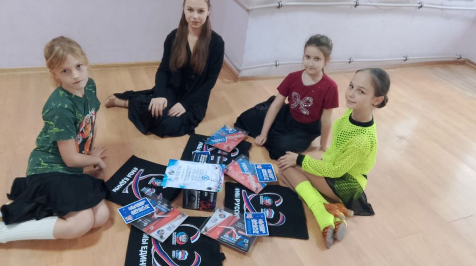 В Кировском продолжается чествование участников XXV Фестиваля детского и молодежного творчества под названием «Мы – молодые, мы – равные» В Кировском продолжается чествование участников XXV Фестиваля детского и молодежного творчества под названием «Мы – молодые, мы – равные»