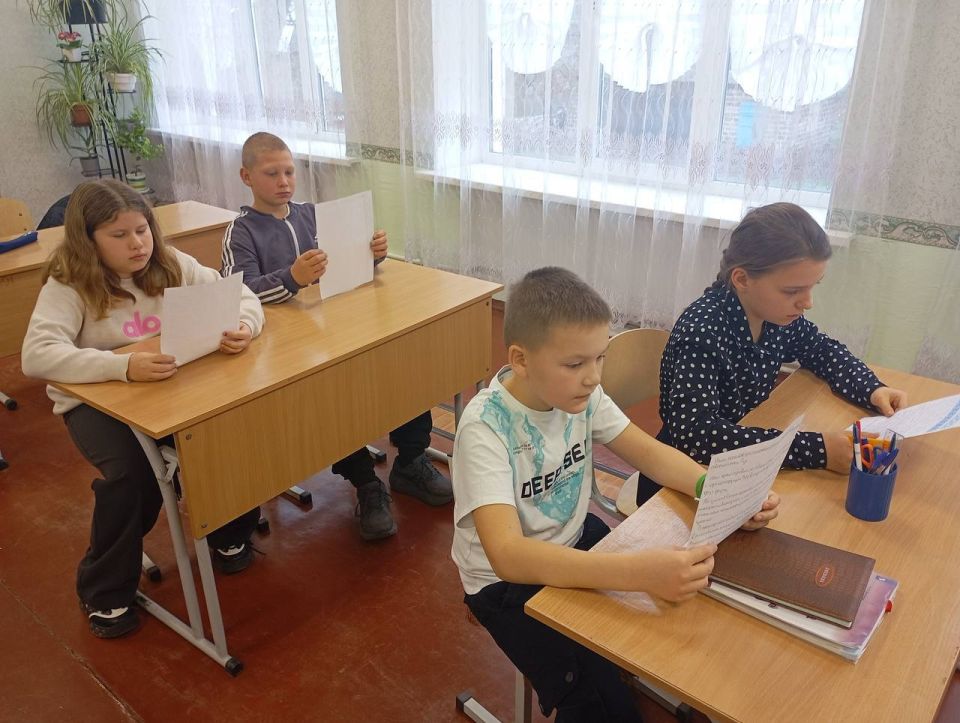 Ребята из Валерьяновской школы Волновахского муниципального округа получили «Письма дружбы» от юных пуровчан Ребята из Валерьяновской школы Волновахского муниципального округа получили «Письма дружбы» от юных пуровчан