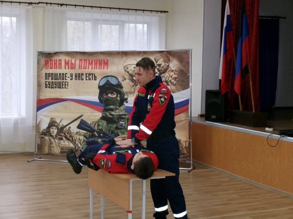 В рамках проекта «Новые маршруты» добровольцы Донецкого РО ВСКС провели серию важных занятий на тему «Безопасность в зимний период» для учащихся общеобразовательных учреждений В рамках проекта «Новые маршруты» добровольцы Донецкого РО ВСКС провели серию важных занятий на тему «Безопасность в зимний период» для учащихся общеобразовательных учреждений