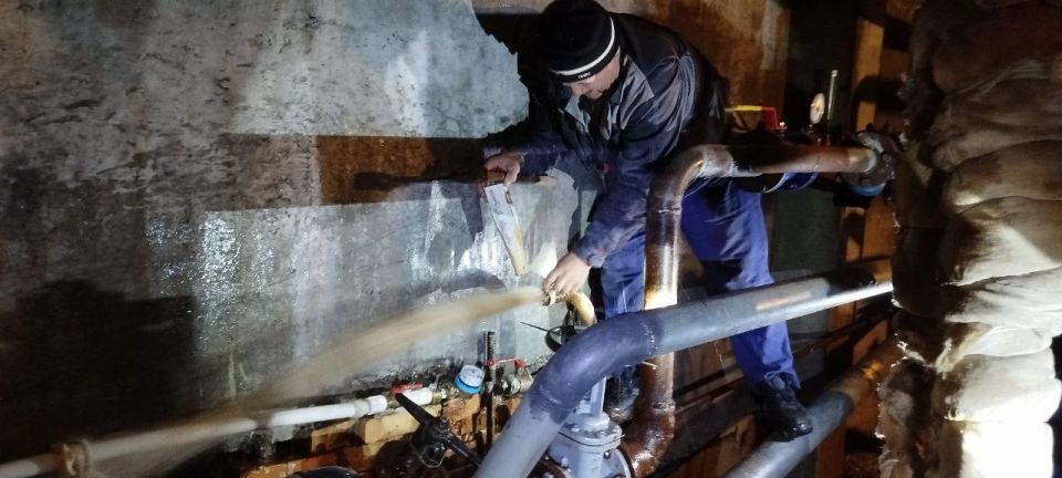 Бригада из Хабаровского края устранила прорыв водопровода в Дебальцево Бригада из Хабаровского края устранила прорыв водопровода в Дебальцево