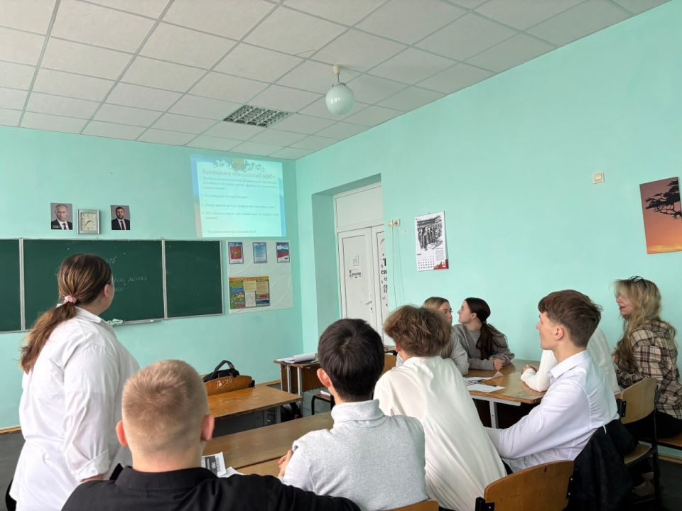 В преддверии Дня Государственного герба Российской Федерации в нашей школе прошла захватывающая квест-игра «Герб России» для старшеклассников по партийному проекту "Историческая память"! В преддверии Дня Государственного герба Российской Федерации в нашей школе прошла захватывающая квест-игра «Герб России» для старшеклассников по партийному проекту "Историческая память"!