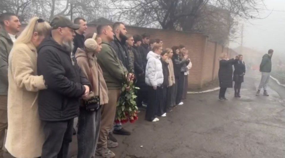 Валентин Левченко: Сегодня, 28 ноября 2025 года, в ГБОУ "Гимназия №19 г.о.Донецк" состоялось торжественное открытие мемориальной доски в память о героическом выпускнике — Валентин Левченко: Сегодня, 28 ноября 2025 года, в ГБОУ "Гимназия №19 г.о.Донецк" состоялось торжественное открытие мемориальной доски в память о героическом выпускнике —