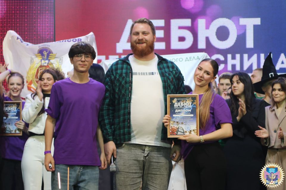 Долгие недели подготовки, бесконечные репетиции, взлёты и падения, трепет и волнение… И вот – долгожданный момент! Долгие недели подготовки, бесконечные репетиции, взлёты и падения, трепет и волнение… И вот – долгожданный момент!