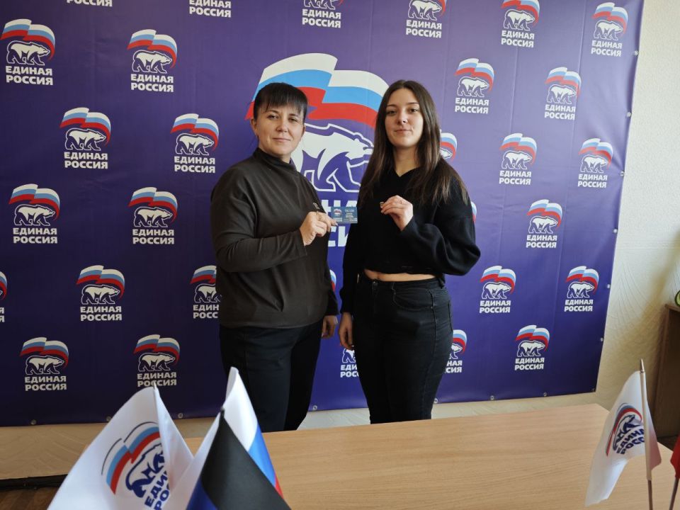 Заместитель председателя Дебальцевского городского совета Донецкой Народной Республики Анастасия Костина вручила именные партийные билеты, нагрудные значки Всероссийской политической партии «Единая Россия» гражданам с... Заместитель председателя Дебальцевского городского совета Донецкой Народной Республики Анастасия Костина вручила именные партийные билеты, нагрудные значки Всероссийской политической партии «Единая Россия» гражданам с...