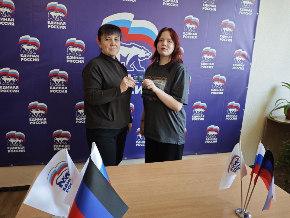 Заместитель председателя Дебальцевского городского совета Донецкой Народной Республики Анастасия Костина вручила именные партийные билеты, нагрудные значки Всероссийской политической партии «Единая Россия» гражданам с... Заместитель председателя Дебальцевского городского совета Донецкой Народной Республики Анастасия Костина вручила именные партийные билеты, нагрудные значки Всероссийской политической партии «Единая Россия» гражданам с...