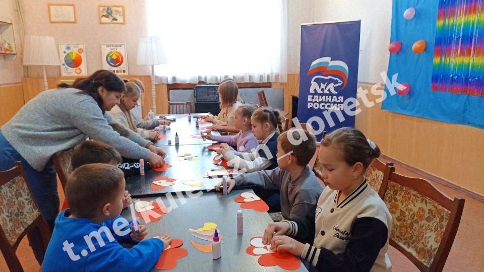 Во Дворце культуры «Лидиевка» в рамках проекта «Культура малой родины» партии «Единая Россия» состоялся мастер-класс по изготовлению поздравительной открытки ко Дню матери «Маме с любовью» Во Дворце культуры «Лидиевка» в рамках проекта «Культура малой родины» партии «Единая Россия» состоялся мастер-класс по изготовлению поздравительной открытки ко Дню матери «Маме с любовью»