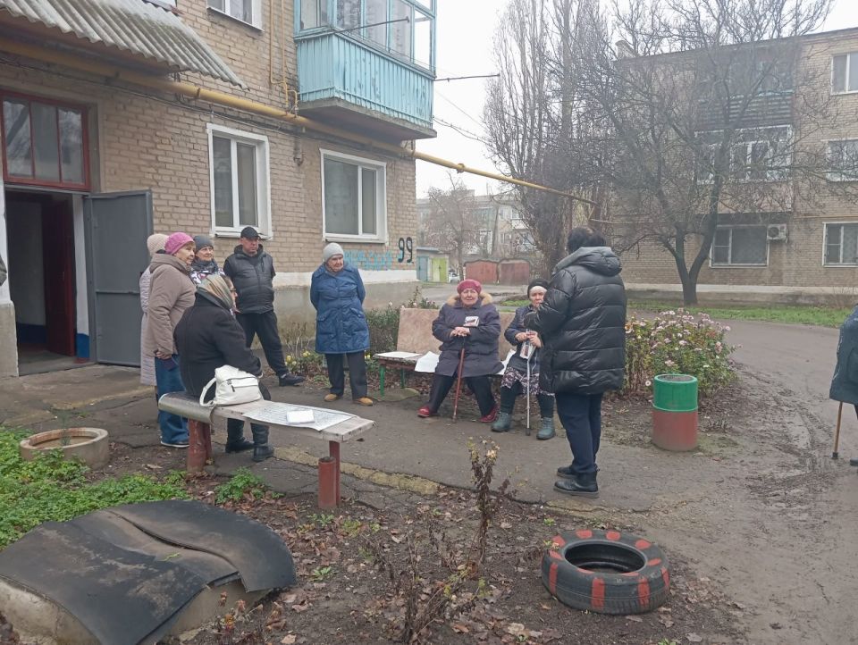 Начальник Комсомольского территориального управления администрации Старобешевского муниципального округа Людмила Морщ провела встречу с жителями города по улице Октябрьская Начальник Комсомольского территориального управления администрации Старобешевского муниципального округа Людмила Морщ провела встречу с жителями города по улице Октябрьская