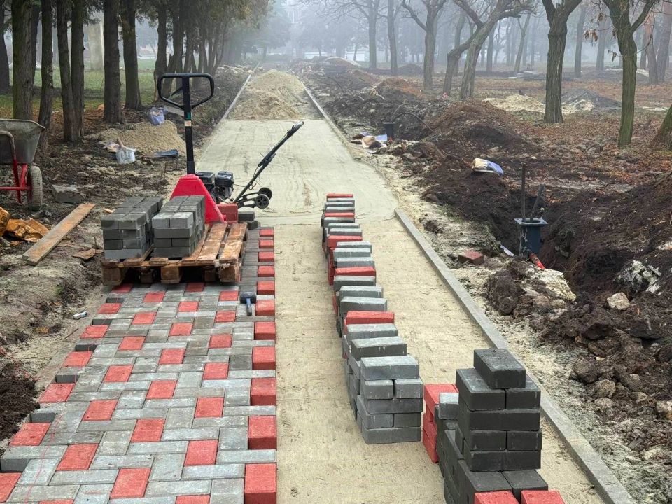 В Кировском продолжается благоустройство южной части парка «Победа» В Кировском продолжается благоустройство южной части парка «Победа»