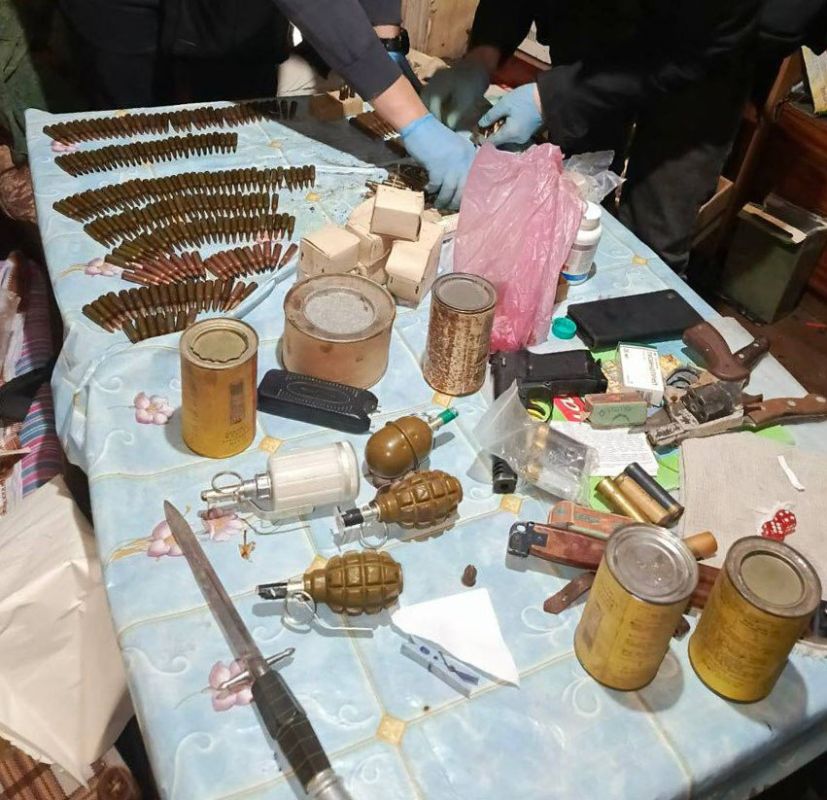 Полицейские изъяли оружие и каннабис у жителя Харцызска