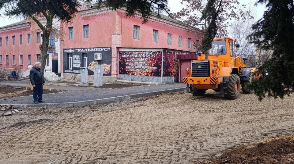 Глава Старобешевского округа проинспектировал как Забайкальский край ремонтирует площадь в городе Комсомольское Глава Старобешевского округа проинспектировал как Забайкальский край ремонтирует площадь в городе Комсомольское